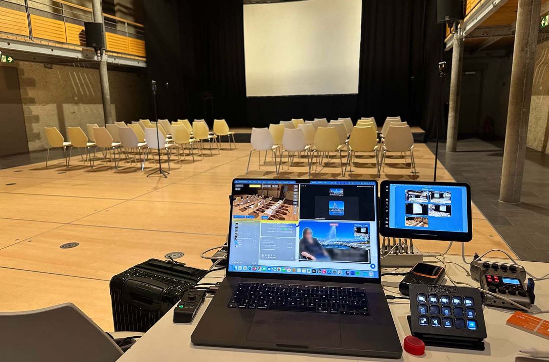 Poste de diffusion avec ordinateur et tablettes installé dans une salle de cérémonie