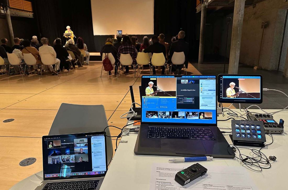 Poste de l'opérateur de diffusion face à l'assemblée