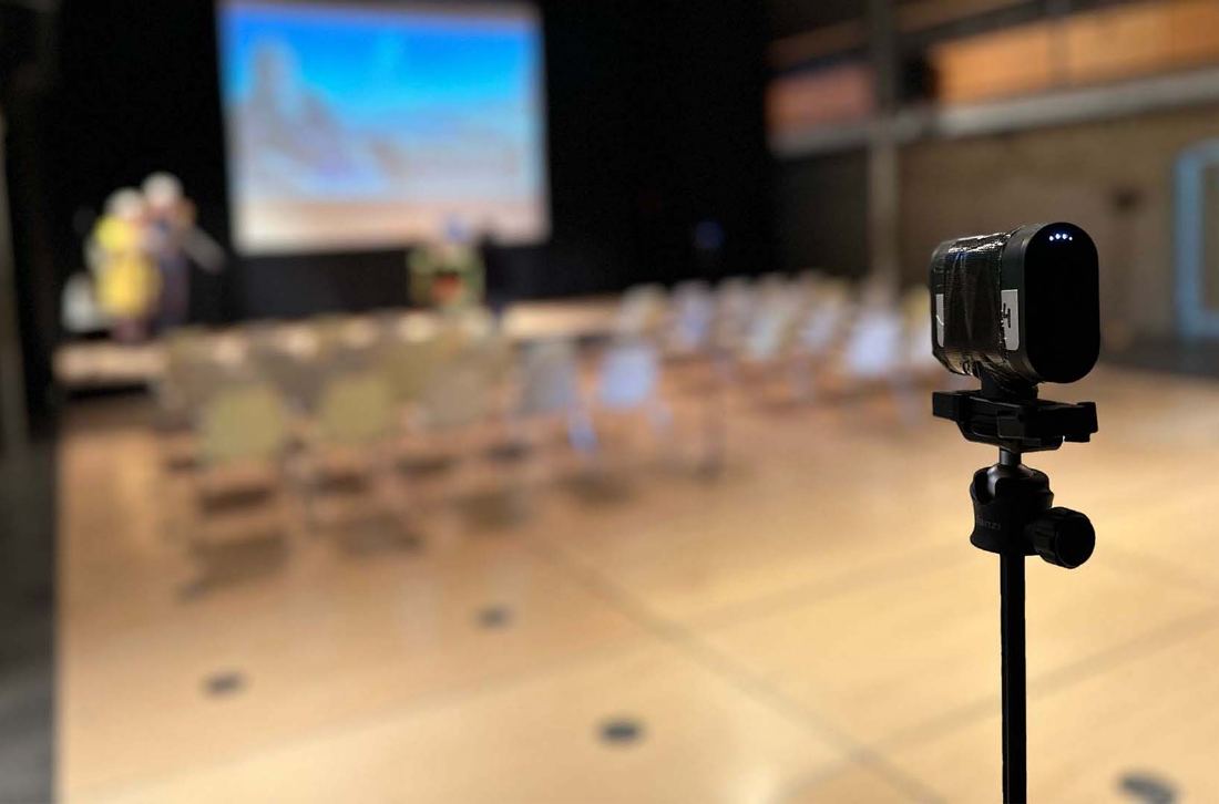 Caméra sans fil discrète captant une cérémonie dans une salle